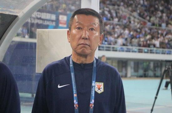 当五星红旗升起、警察们纷纷换上;香港警察的新帽徽，这一刻香港街头尽是因激动哭红的眼、涨红的脸，这一夜注定无人入眠